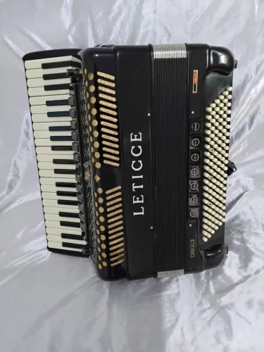 Acordeon quarta com dupla ressonância 