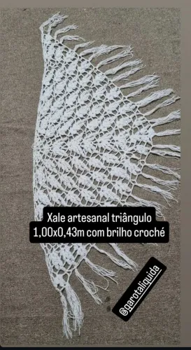 Xale artesanal triângulo 1,00x0,43m com brilho croché
