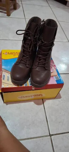 Vendo Par de Botas feminino.