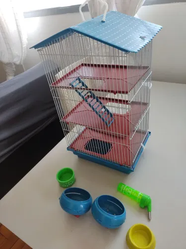 Gaiola para hamster com acessórios.