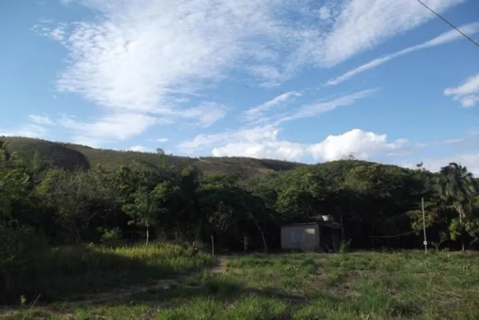 Chacara 9.500m² com um barracão, muita água, terra boa/Jaboticatubas, temos varias opções