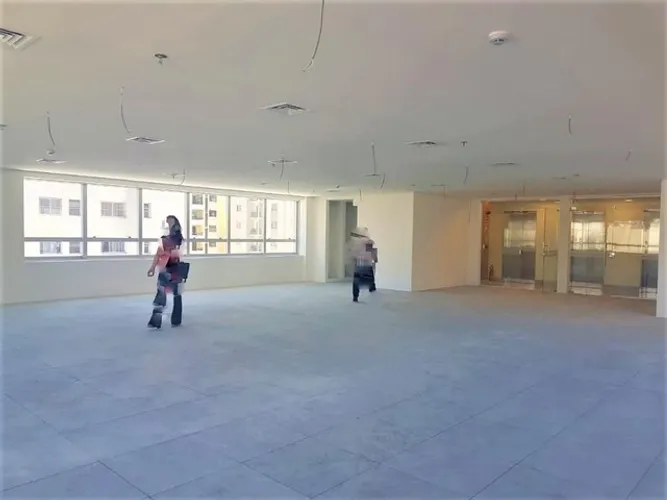 Sala comercial de 390 m² com piso elevado, forro com luminárias, ar condicionado