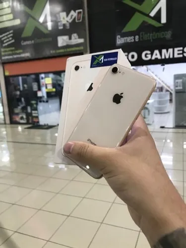 iPhone 8 dourado na caixa sem detalhes // sucesso 
