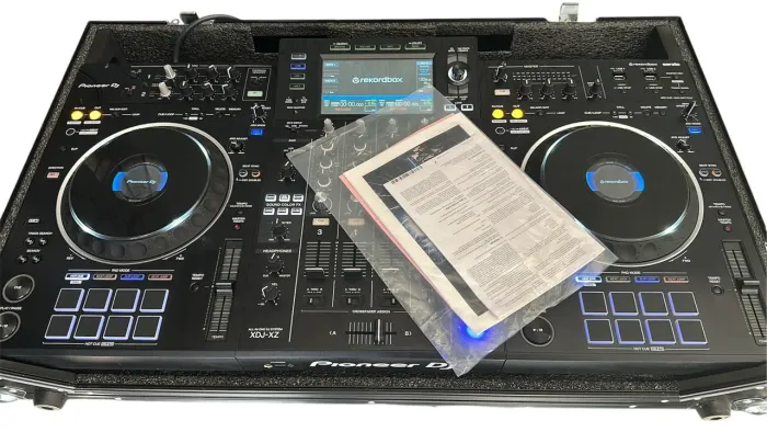 Controlador Dj Pioneer XDJ-XZ Preto 4 Canais + Hard Case com nota fiscal ?