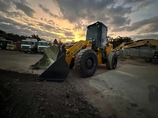 Pá carregadeira New Holland 12C 2013