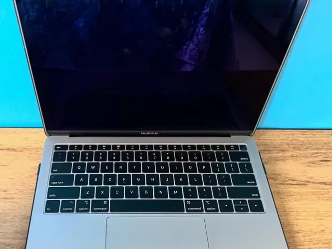 MacBook Air 13,3