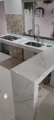 Cozinha de porcelanato esculpido