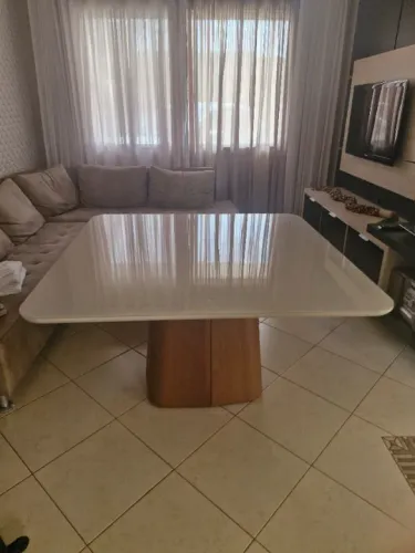 Mesa de jantar, medidas 1,40 X 1,40, comprada na Casa Barroco, excelente estado.