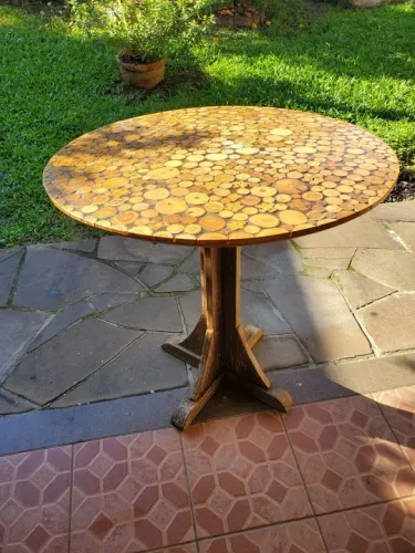 Mesa artesanal em mosaico de pedaços de madeira resinados. Medidas: 80 cm dia X 80 cm al