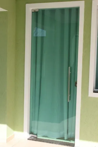 Porta pivotante em. Vidro temperado sob medida a partir de $600.00 o m²