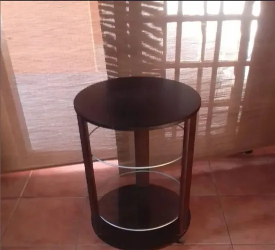 Barzinho/Mesa de centro/canto em madeira com prateleiras de vidro 
