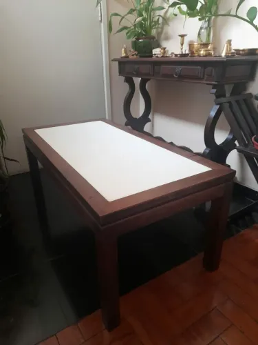 Mesa de centro em madeira.