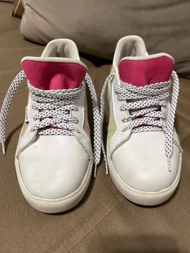 Tênis Infantil Branco com Detalhes Coloridos em Neon.
