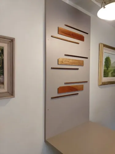 Mesa com painel.