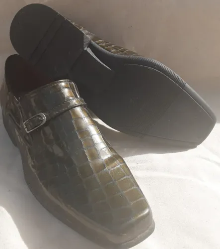Sapato Social Masculino em Couro Verniz Legítimo Estampa Croco em Alto Relevo