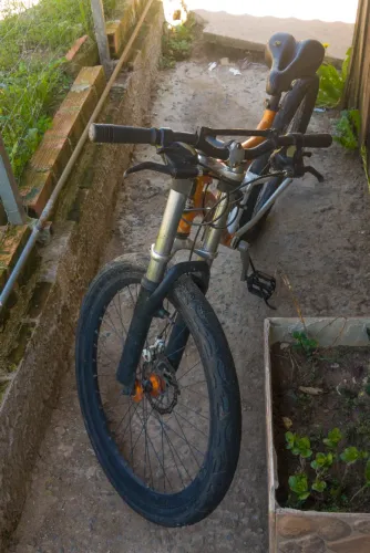 Bicicleta Fischer Vector Oakley Aro 26, laranja, com quadro de alumínio e suspensão dupla
