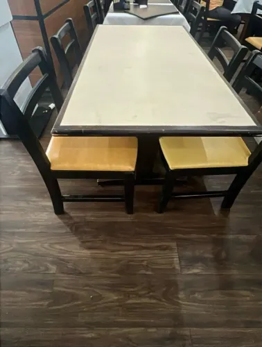 Jogo de mesas e cadeiras para restaurante