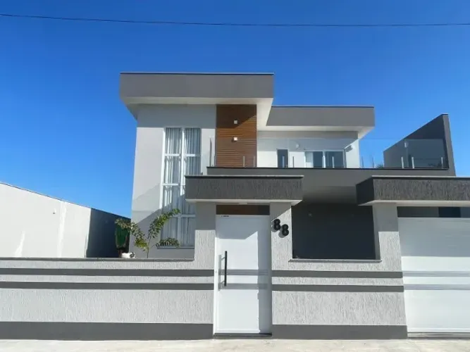 Amparo imóveis-Vende 4 quartos sendo 1 suíte closet com área gourmet e piscina-Araruama