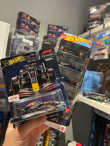 Hot Wheels Premium F1 Red Bull Verstappen + Pack.