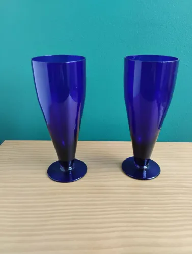 Duas tulipas de vidro azul 