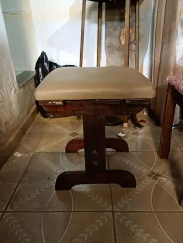 Banqueta de madeira vintage estofada