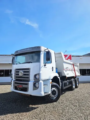 VW CONSTELLATION 31330 6x4 2015 equipado com Caçamba Basculante