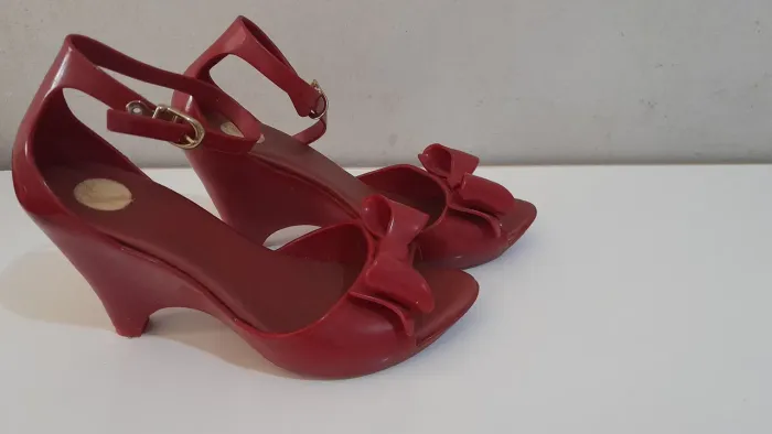 Sandália Melissa Vermelha com Laço - Elegância e Conforto