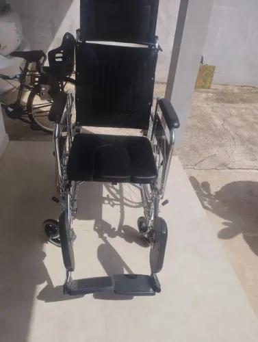 Cadeira de rodas impecável semi-nova