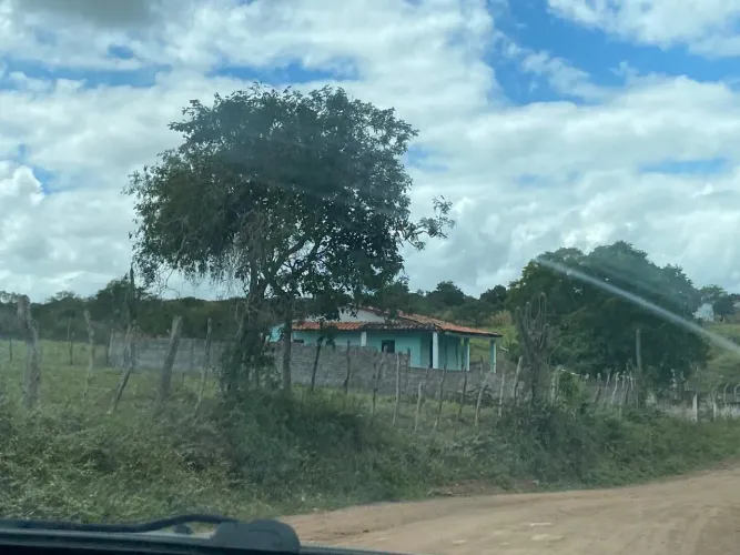Vendo ou troco por carro casa na roça .