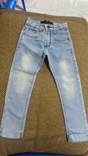 Calça jeans com suspensório 