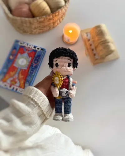 São Carlo Acutis Santo Amigurumi Mochila Câmera Crochê Moderno Artesanal Feito à Mão_17cm