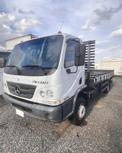 MB Accelo 1016 ano 2021, 4x2, com carroceria de madeira 6.35X2.30, em SP