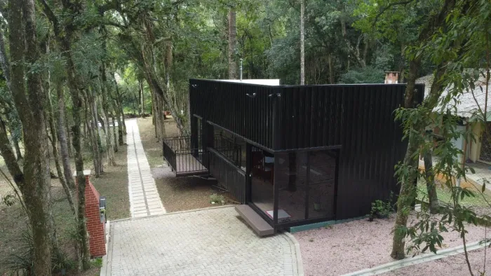 Chácara em condomínio fechado com casa moderna em meio à natureza