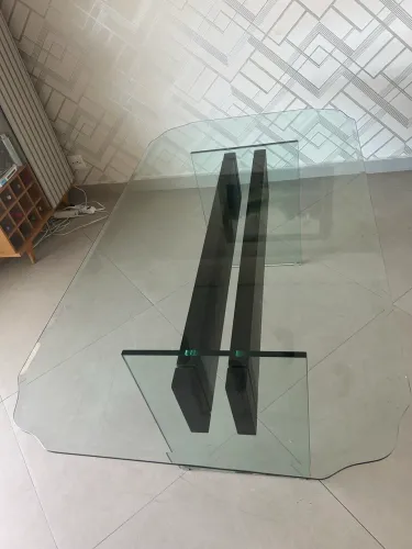 Mesa de Jantar de Vidro e detalhe em Madeira com Bisotê 