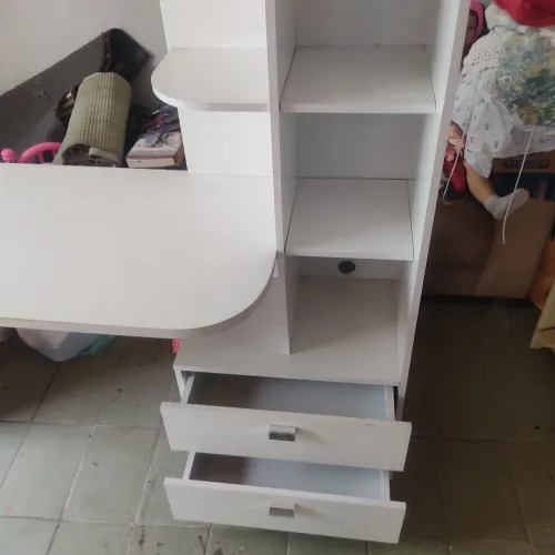 Rack tipo balcão branca com gavetas e prateleiras