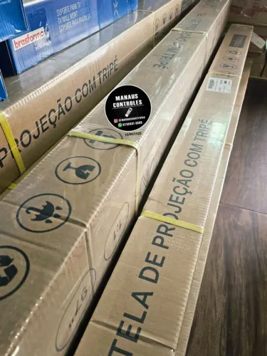 Tela de projeção com tripé.