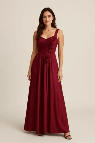 Lindo vestido de festa vermelho com detalhes de rosa.