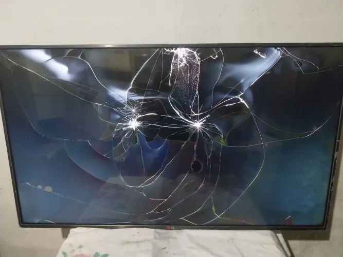 TV LG 50 polegadas tela quebrada - Para Retirada de Peças
