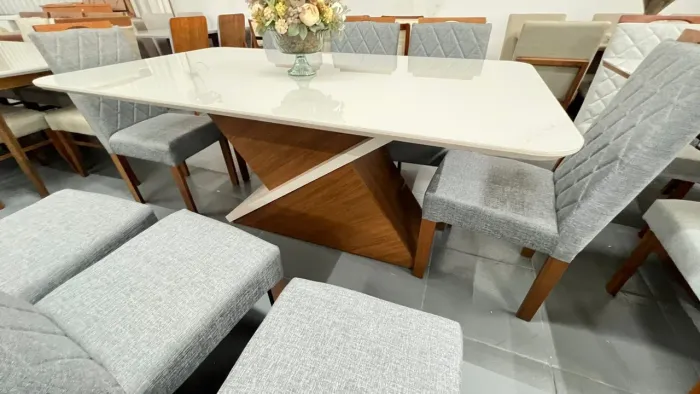Mesa completa com cadeiras de madeira nova