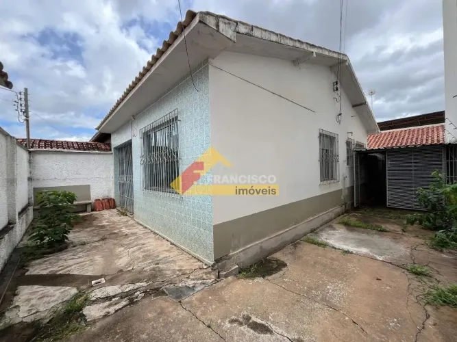 Casa localizada no bairro Sidil