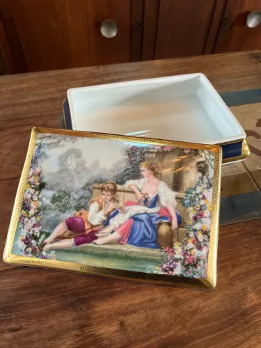 Lindo porta joias em porcelana antigo