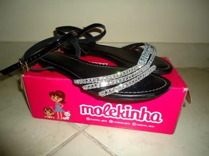 Sandália preta Molequinha tamanho 35