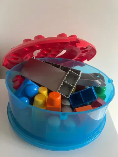 Caixa de Brinquedos com Blocos e Figuras