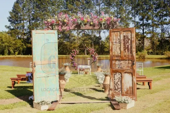 LOCAÇÃO Portas rústicas e pergolado com deck para casamento no campo