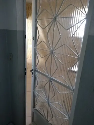 Ap na Rua Samin com 2 Quartos, Varanda, Dependência Completa e Vaga de Garagem 