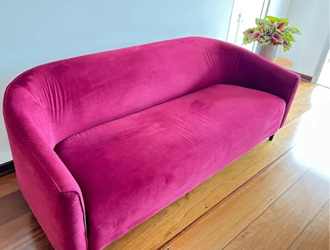 Sofa em veludo vinho 3 lugares Westwing 1,80m 