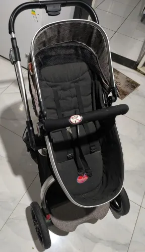 Carrinho de bebê gira em 360 graus