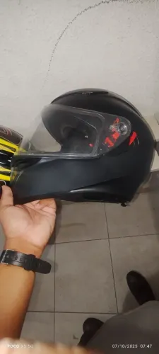 Vendo capacete USADO com pequeno DEFEITO!!!