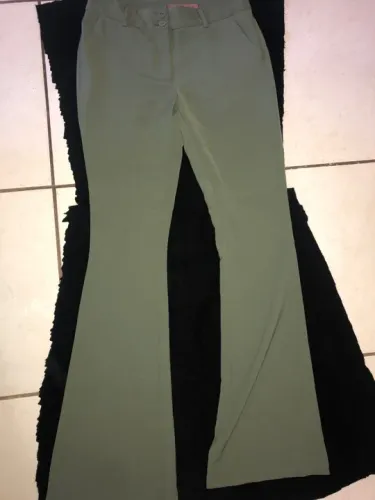 Calça verde. Modelo Flare. NOVA YSC