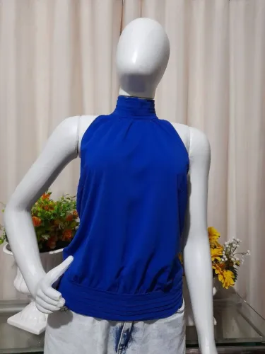 Blusa regata feminina em viscose transpassada nas costas